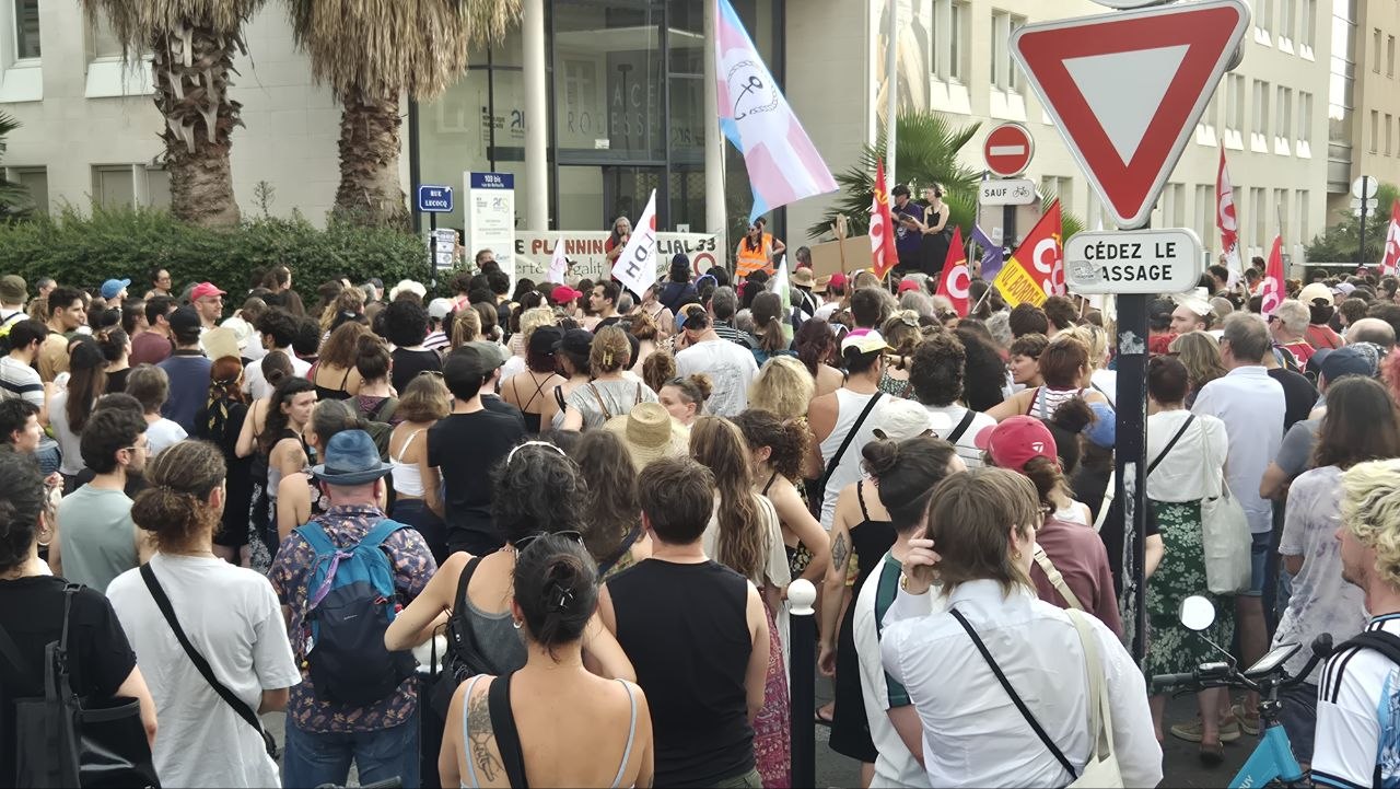 Mobilisation pour le Planning Familial de Gironde devant les locaux de l’ARS